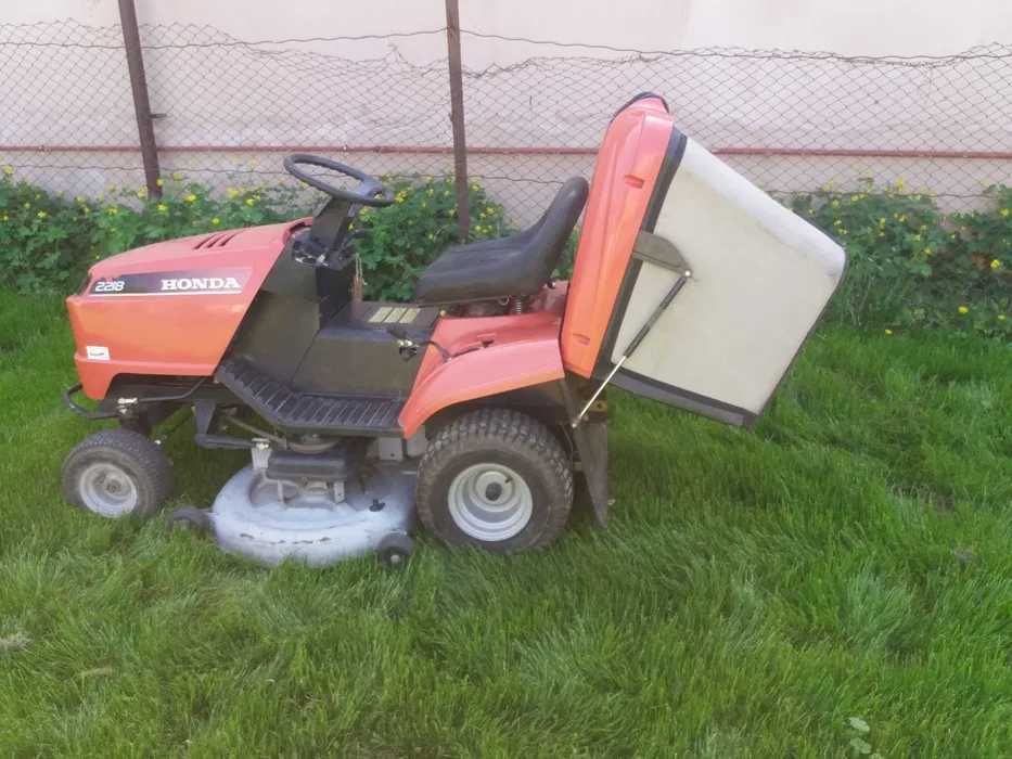 tund gazon si peluze cu tractoras honda profesional
