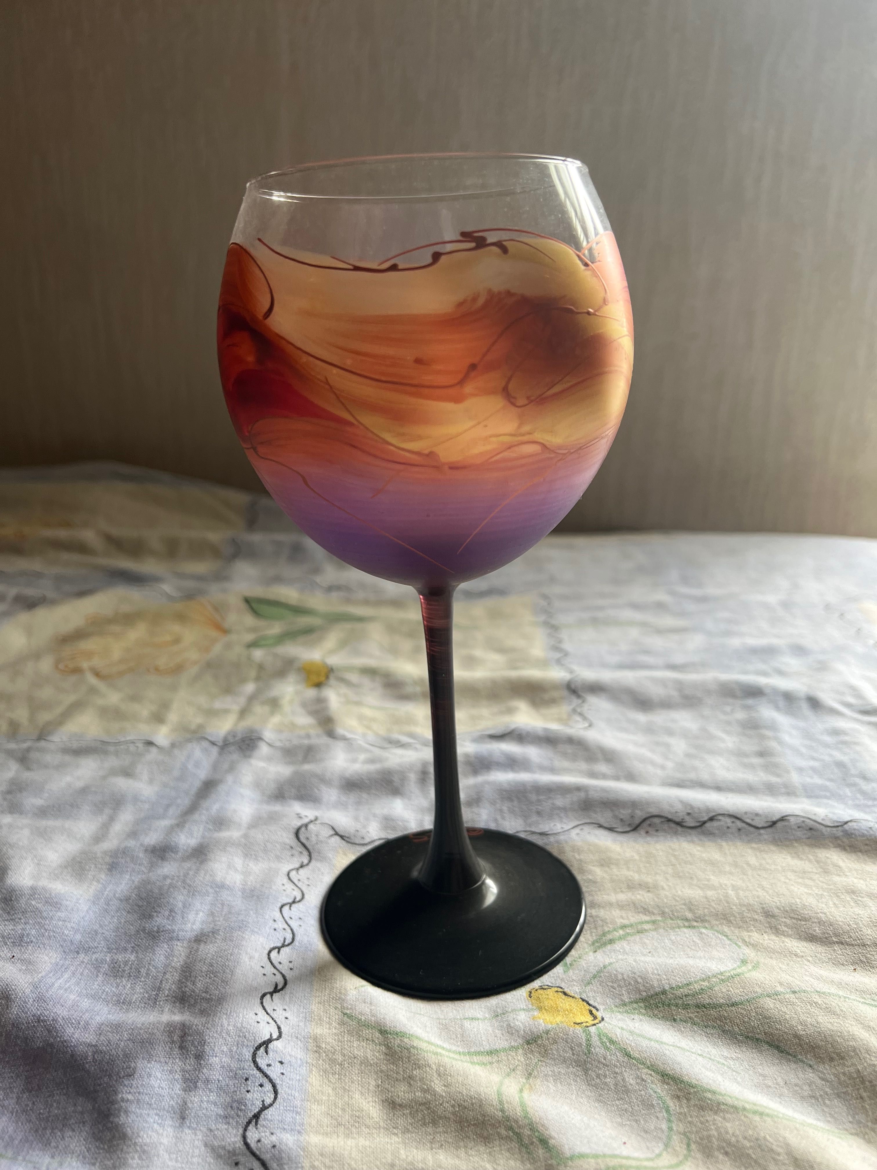 Рисувана чаша за вино