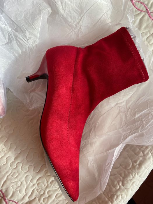 Червени велурени боти
