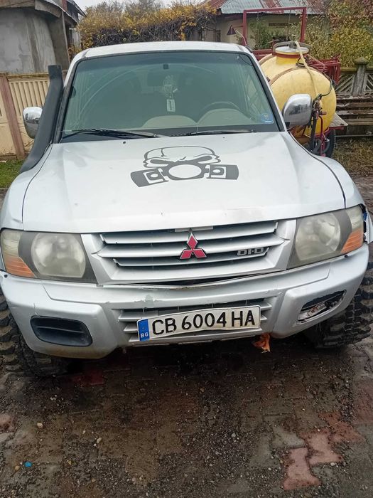 Vind Mitsubishi pajero cu mici probleme estetice și mecanice asigurare