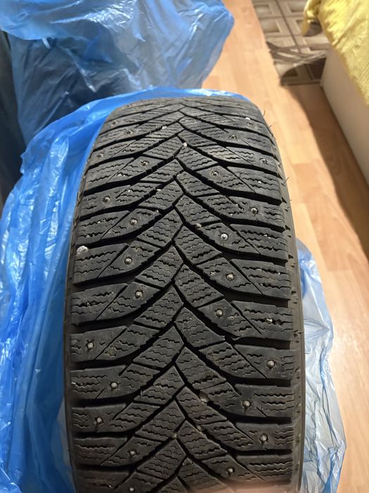 Продам зимнюю резину 215/60/16