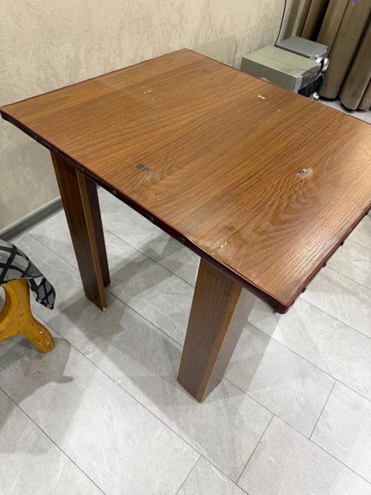 Продам стол с табуреткой.