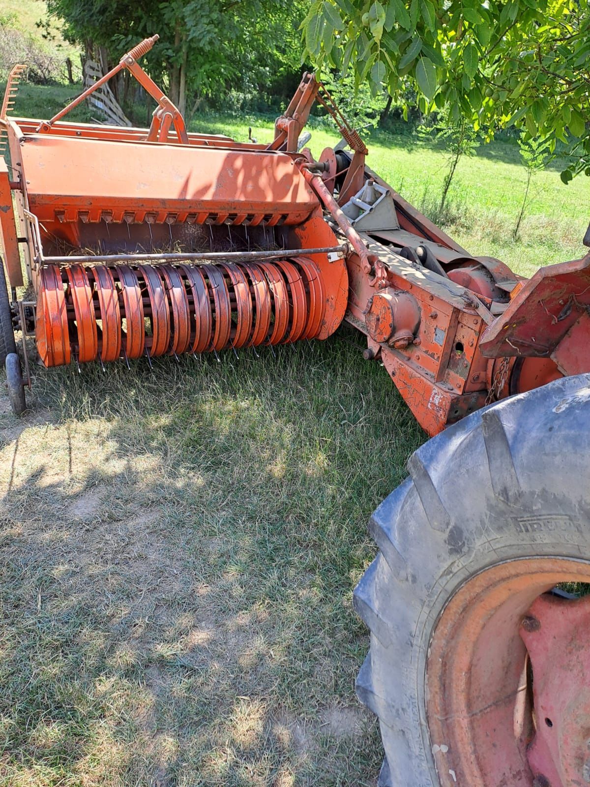 Vând balotiera pentru tractor