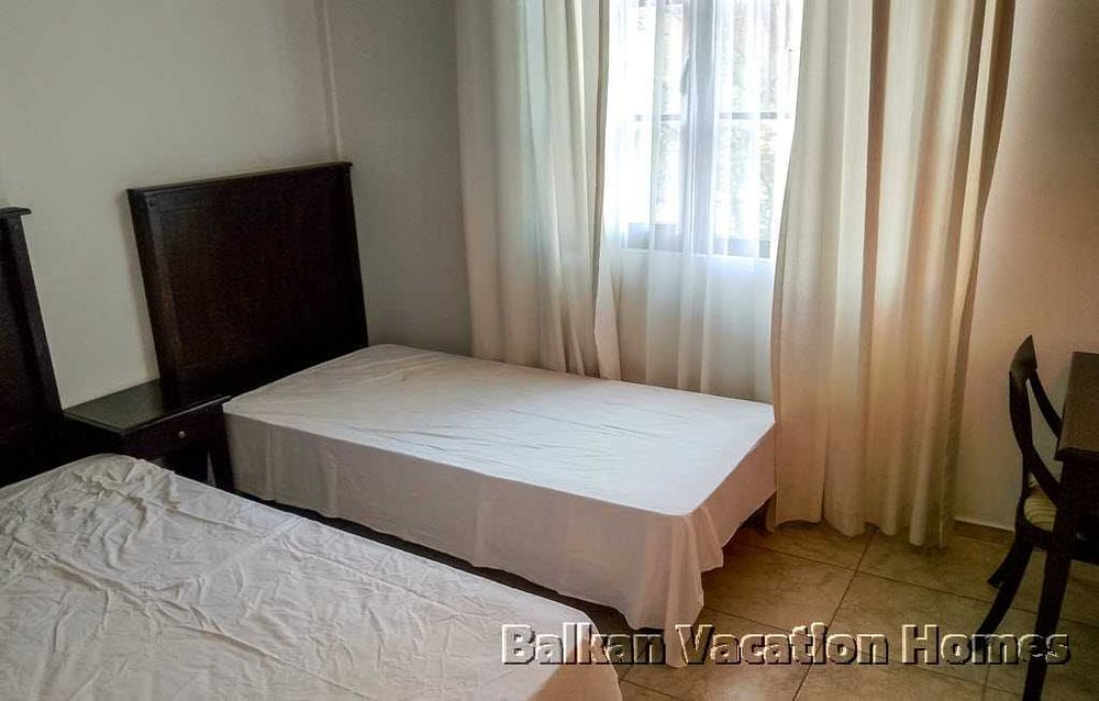 Тристаен апартамент в затворен комплекс до плажа в Обзор