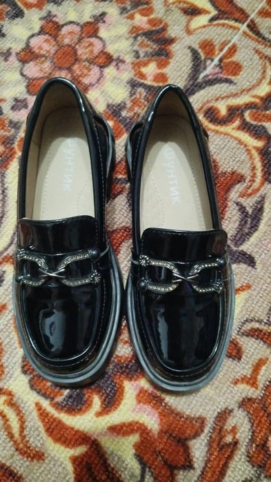 Продам туфли на девочку.