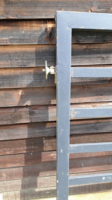 Poarta din fier cu gratii