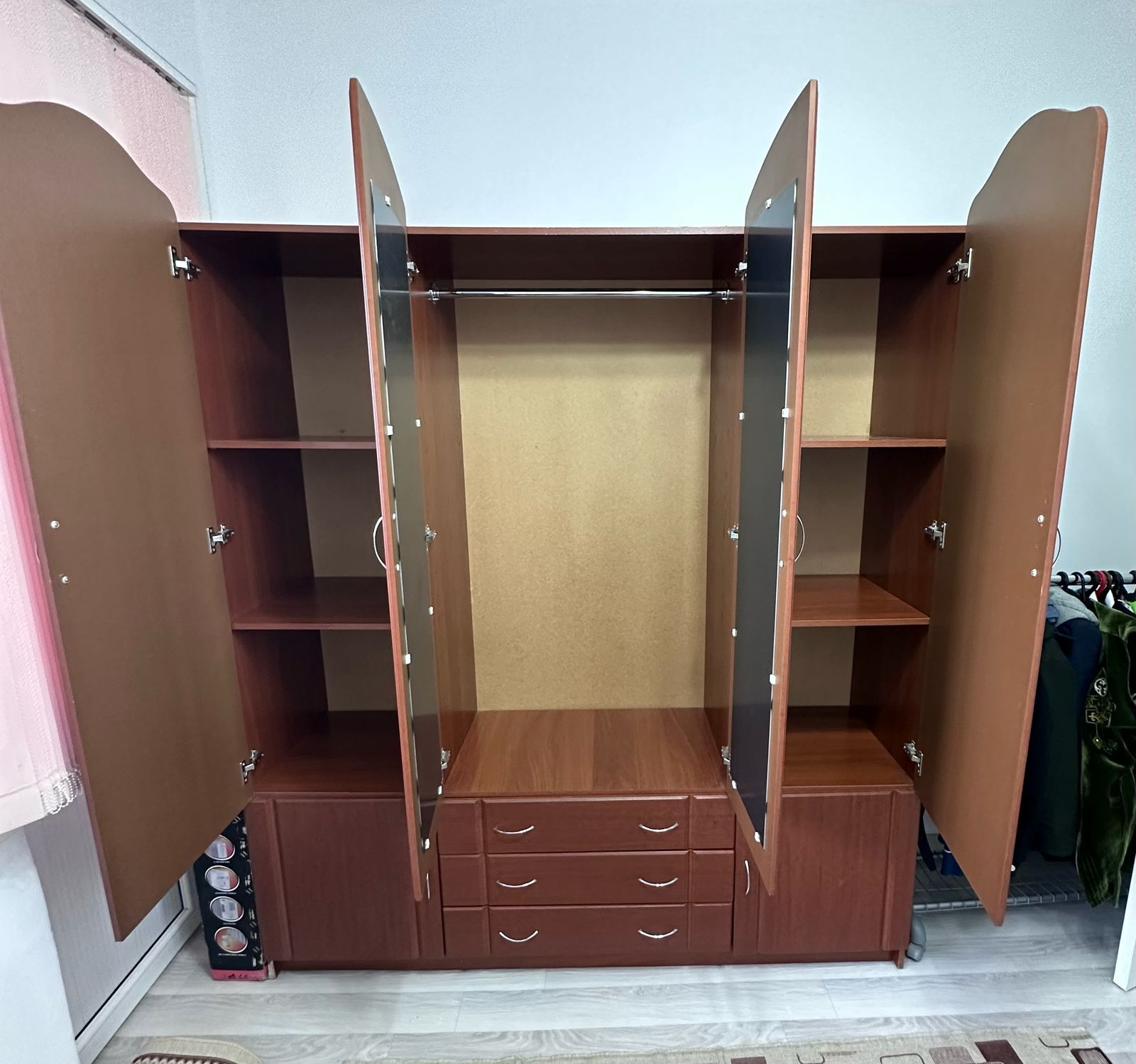 Продам  ШИФОНЕР.