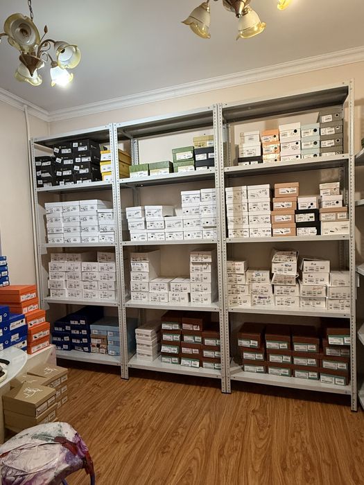 оборудование для шоурума — ресепшен, зеркало, диван, стулья, рейлы