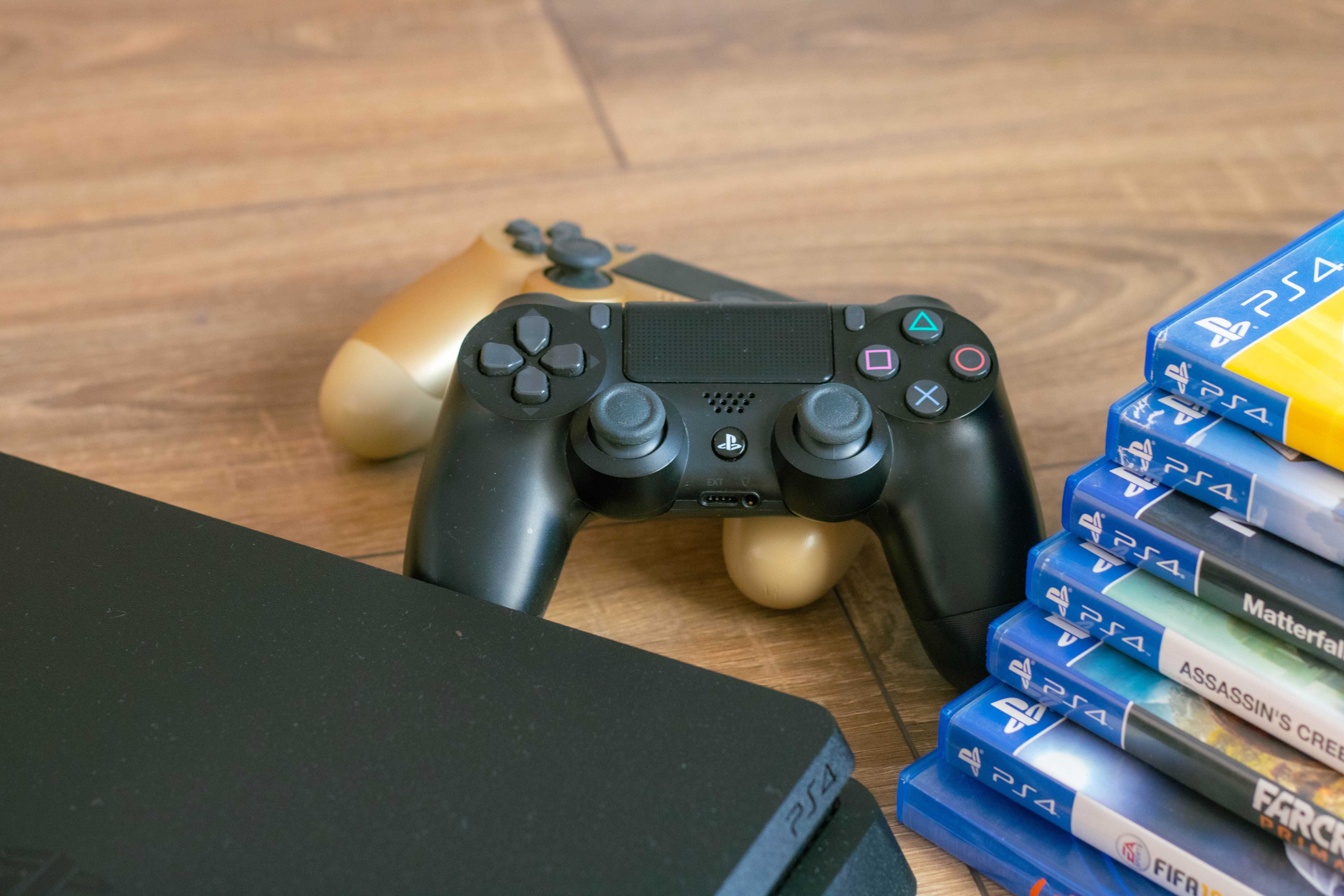 Ps4 Slim 1TB + 2 controllere + 7 Jocuri | Stare excelentă