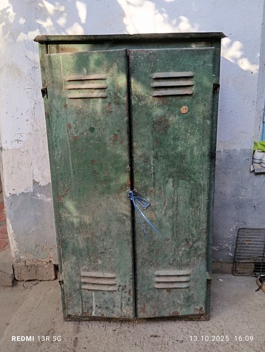 Шкаф железный,тиски,точилка