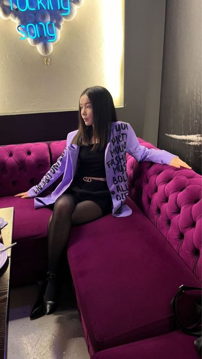 Стильный сиреневый пиджак с надписями (размер 48-50)