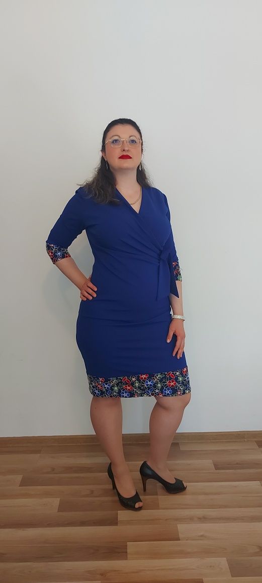 Rochie albastru regal cu broderie florală