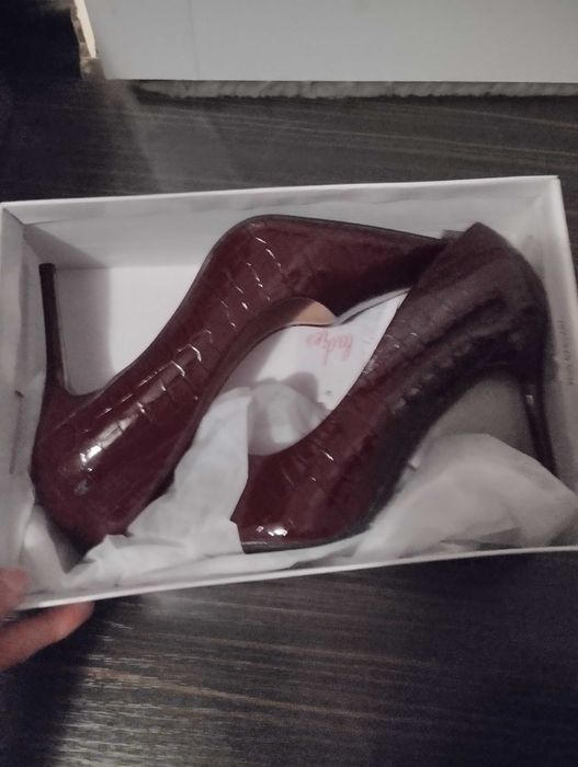 Нови обувки на ток бордо