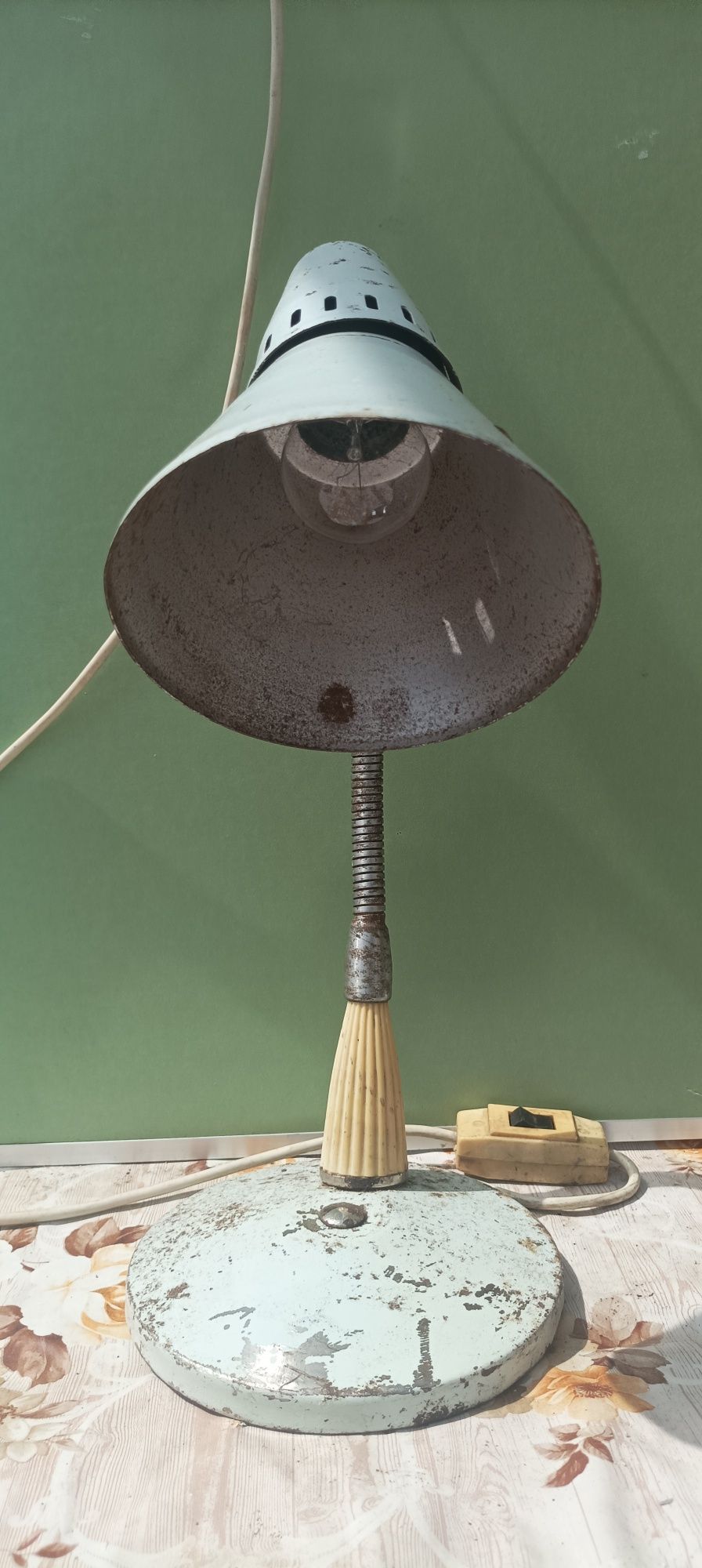 Стара работеща индустриална работна лампа.