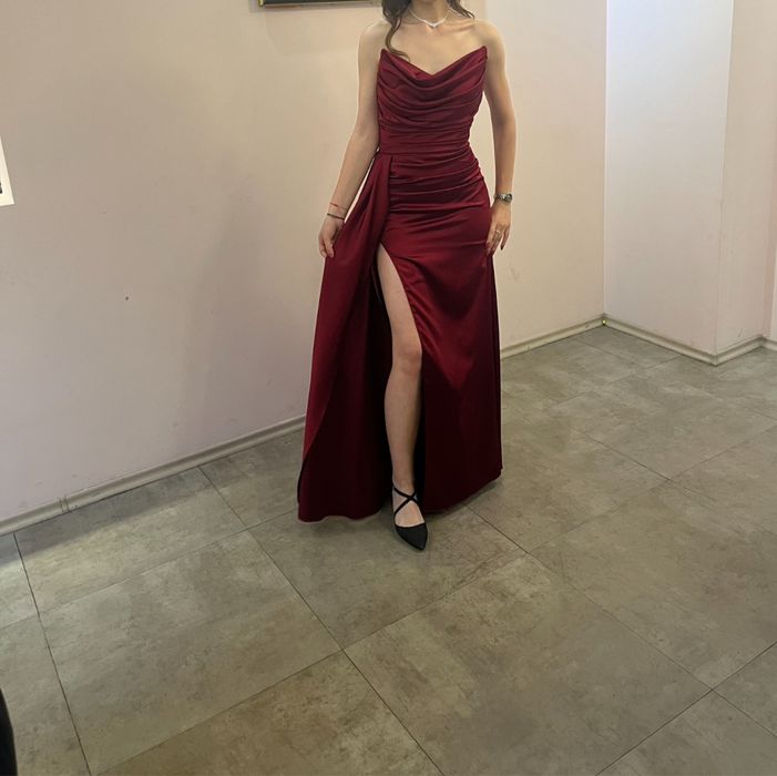 Червена бална рокля