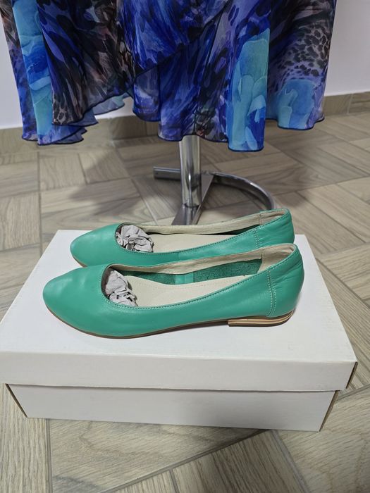 Balerini verzi din piele naturala moale, talpa usoara;