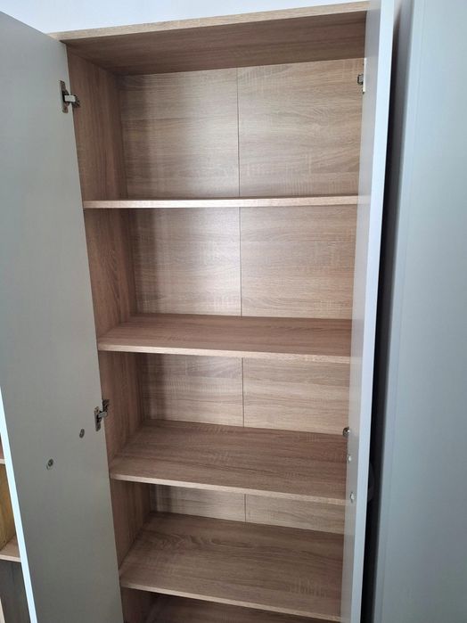 Dulap haine cu mini biblioteca