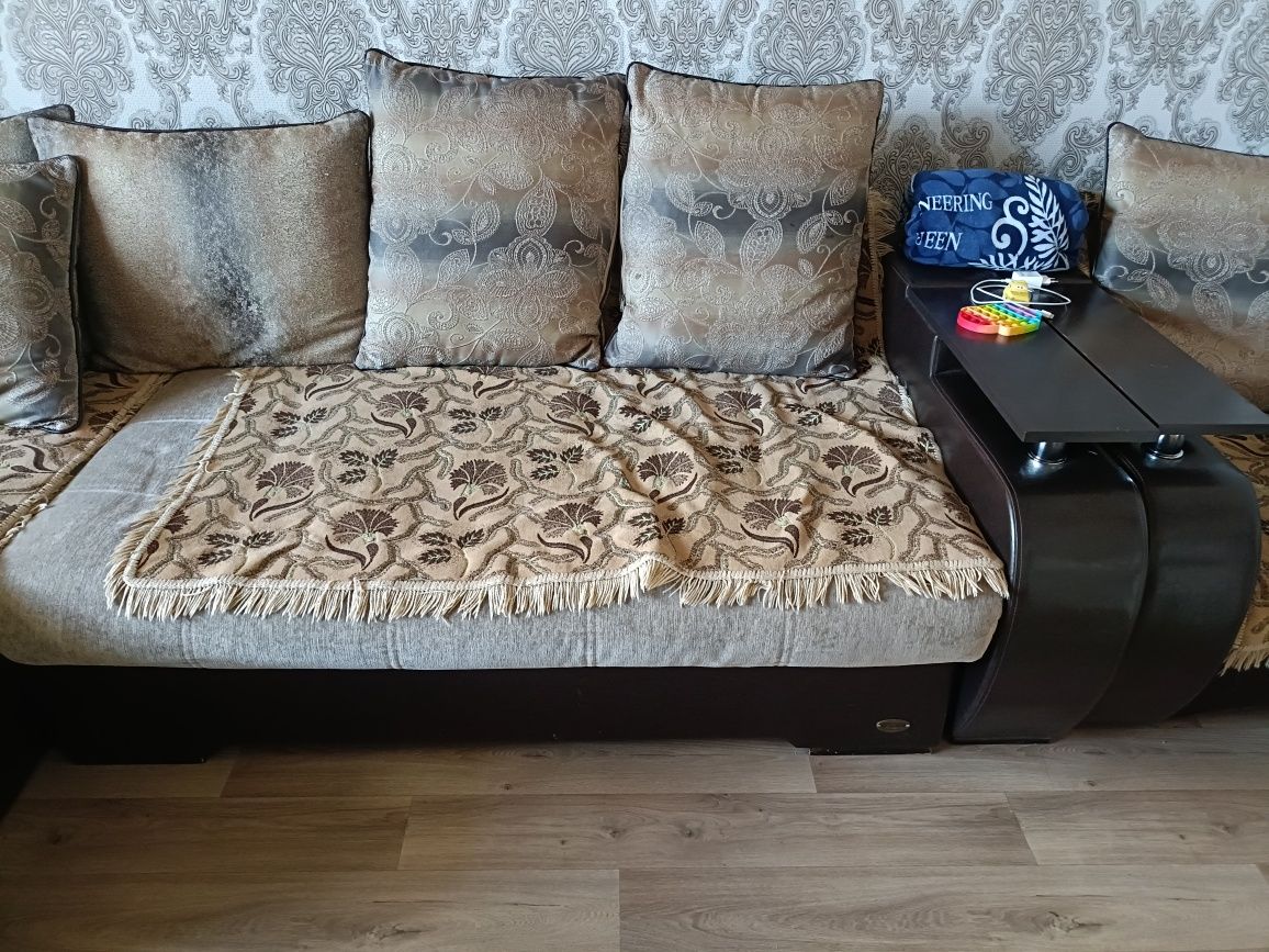 Продам угловой диван с креслом