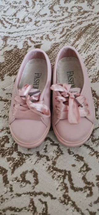 Обувь на девочку три пары новая