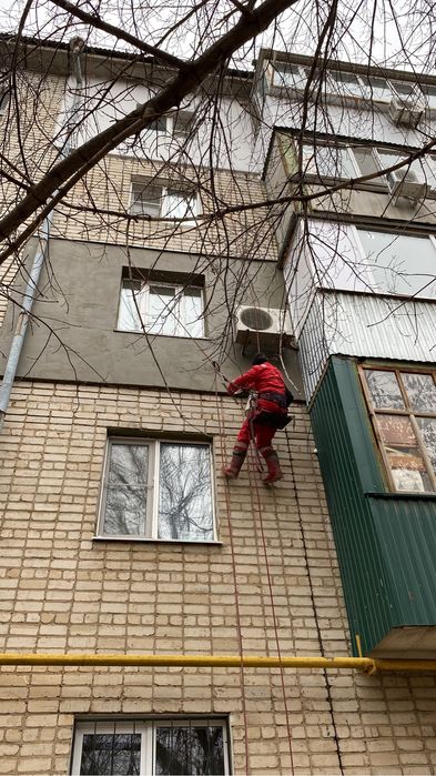 Очистка снега .Высотники альпинисты утепление стены,  квартиры балконы