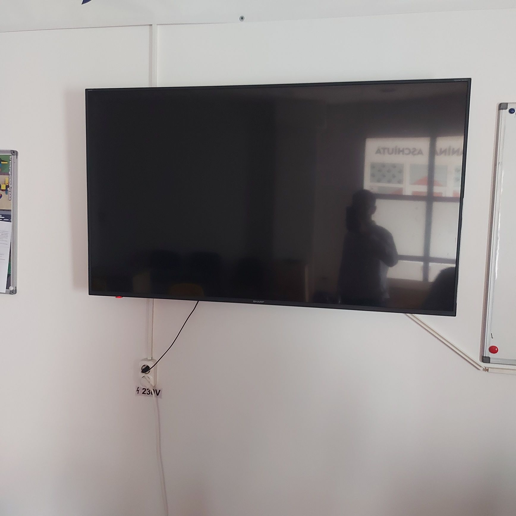 Televizor Smart Sharp 151cm  Full HD, perfect pentru filme și meciuri