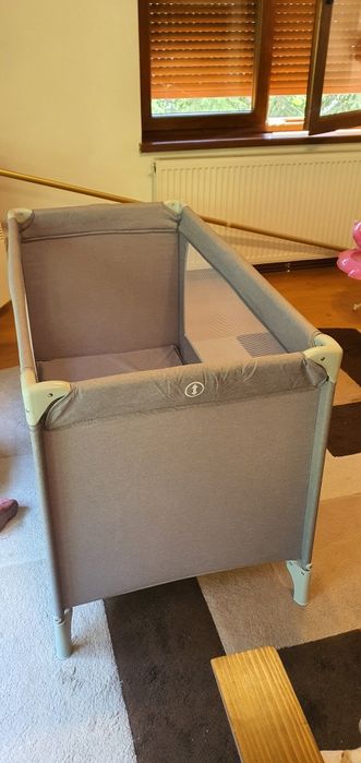 Pătuț de voiaj în stare foarte bună (fără saltea suplimentară)