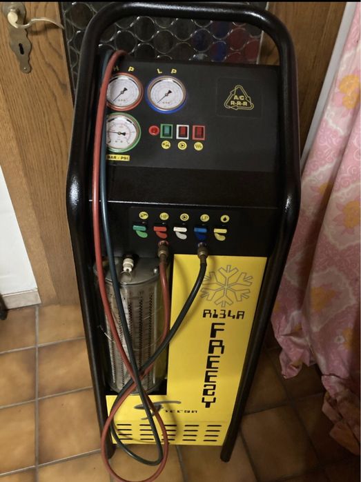 Машина/станция за зареждане на климатици. Фреон R134A. ROBINAIR.