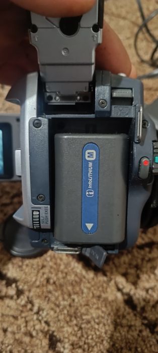 Vând Sony DCR-TRV238E PAL - Camcorder Digital8 + Accesorii