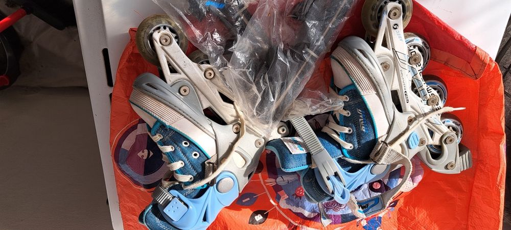 Vând patine cu rotile