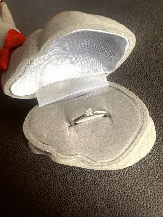 Годежен пръстен с диамант + сертификат и кутия
