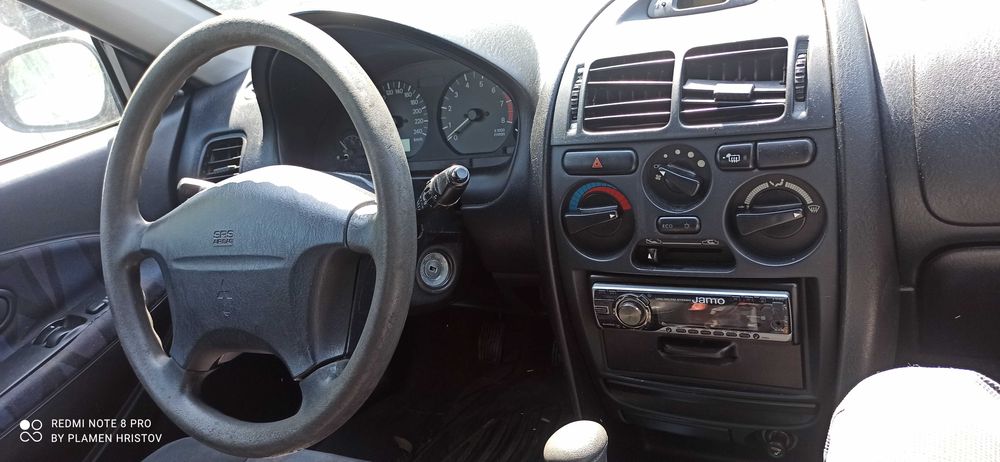 Митсубиши carisma бензин и дръжки за вратите.