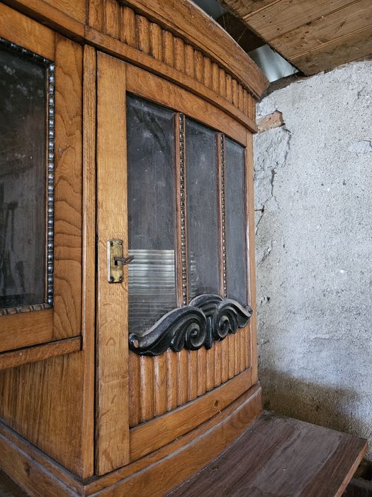 Bufet antic. Mobila veche. Antichități.  Lemn masiv.