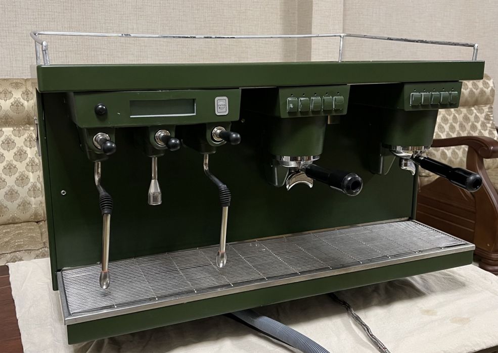 Coffee truck hamma jihozlari bilan sotiladi.