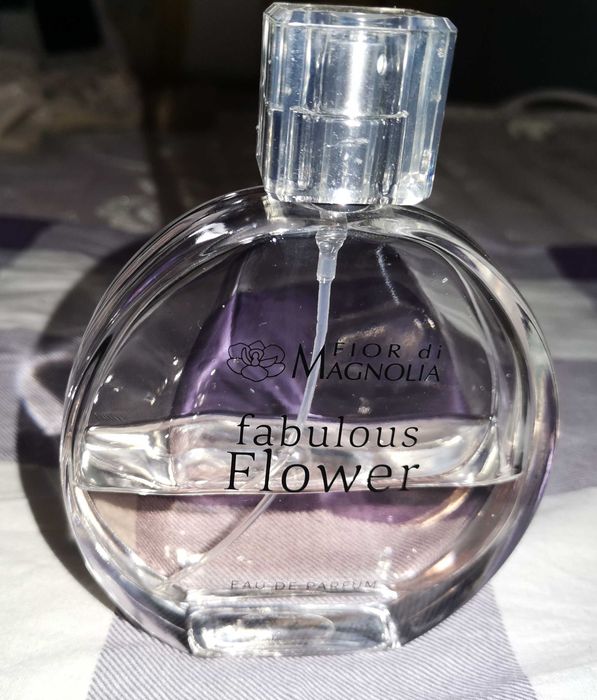 Vând 3 parfumuri de damă plus cadou!!