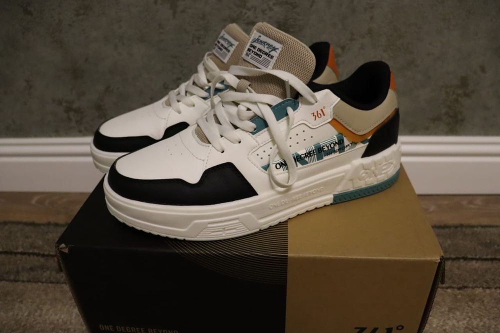 Новые белый кроссовка