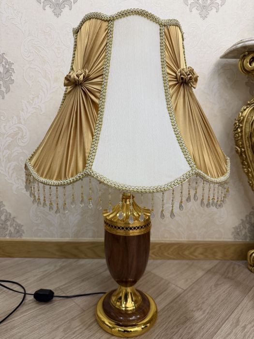 Шикарная лампа, с золотым декором и хрустальными подвесками - хорошее