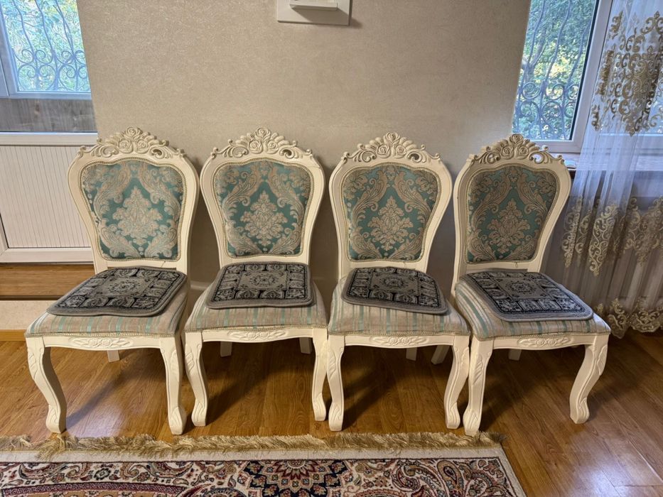 Стулья в гостиную в хорошем состоянии очень качественные
