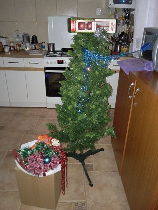 Pom artificial de Crăciun cu podoabe