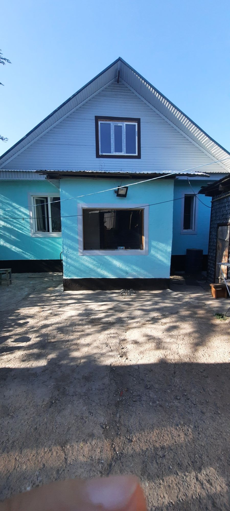 Продаётся кирпичный дом с времянкой.