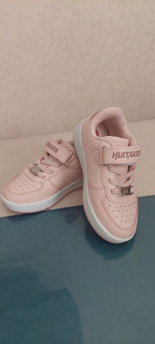 Кроссовка для девочек 27 р-р. 70 000