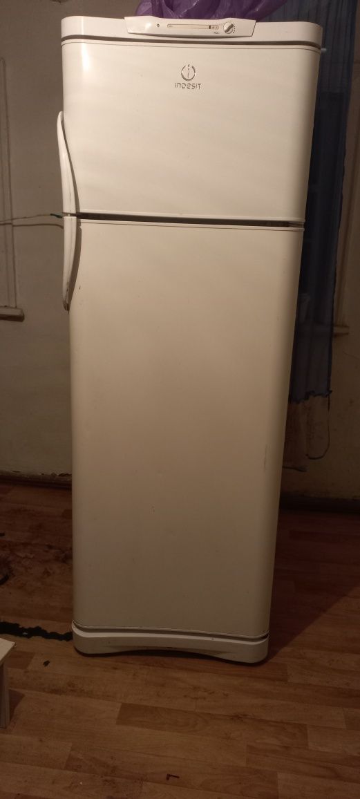 Продам холодильник Indesit