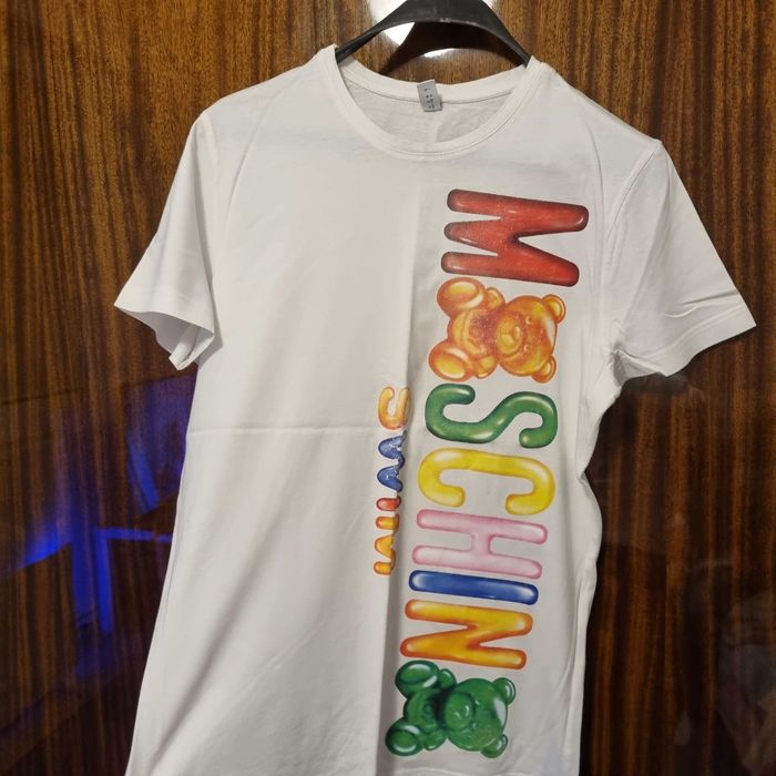 Тениска moschino, с лека забележка