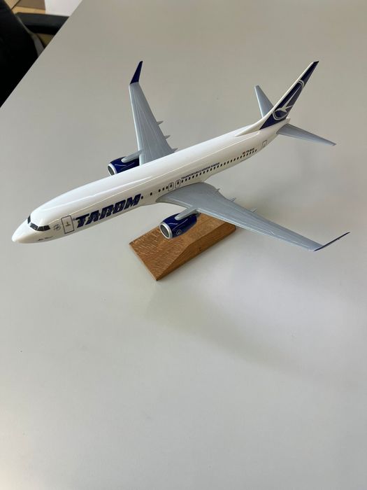 Macheta : Tarom Boeing 737-800 YR-BGK Mihai Viteazul - model 1:100-
