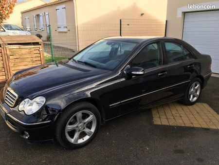 Dezmembrez mercedes w203 c class