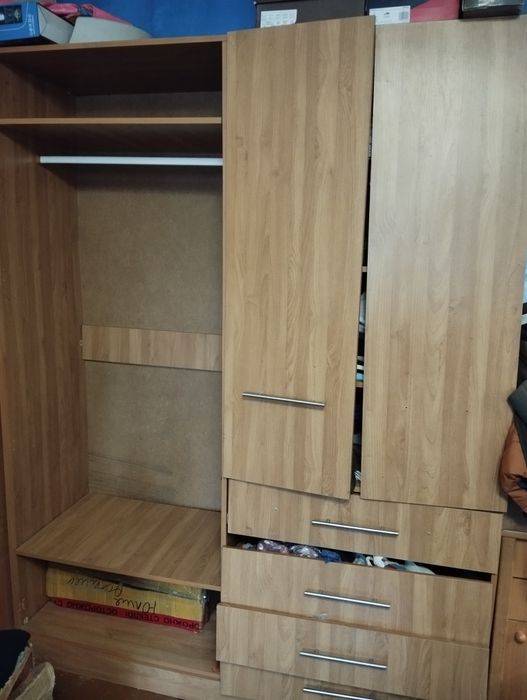 Шкаф срочно .  .