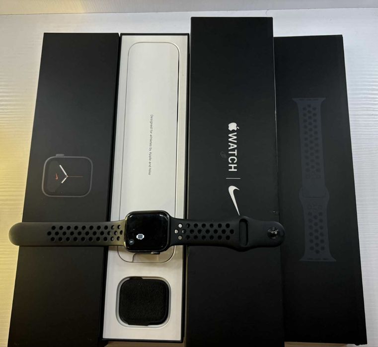 Apple Watch Series 5, Nike Edition, 40mm