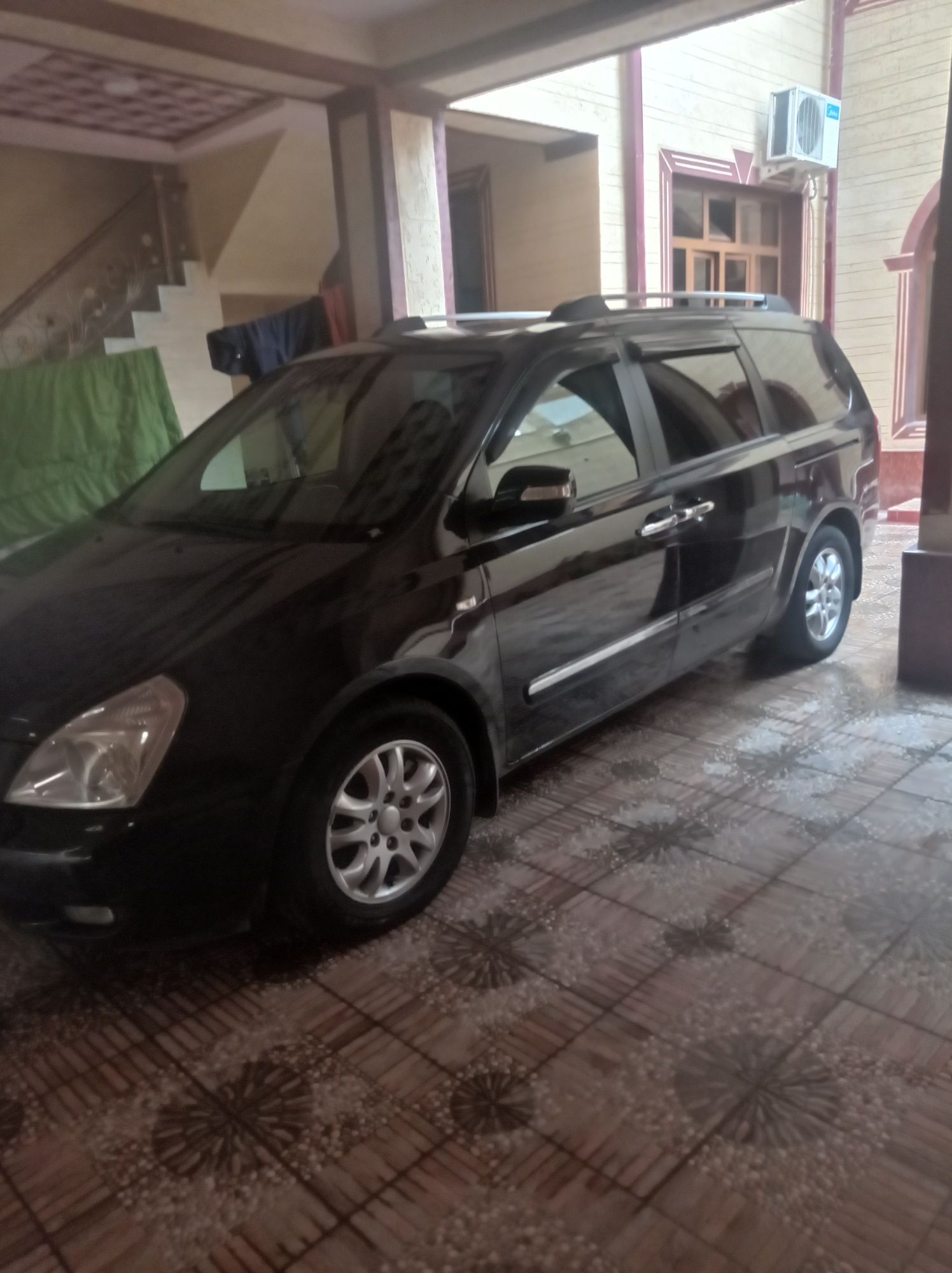 Kia Carnival  qora