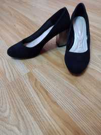 Елегантни черни обувки