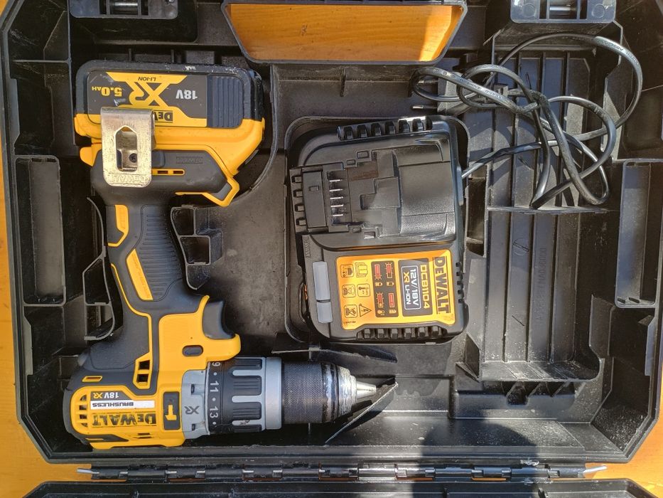 Filetantă dewalt dcd796 an 2024 baterie 5 ah, incarcator rapid cutie