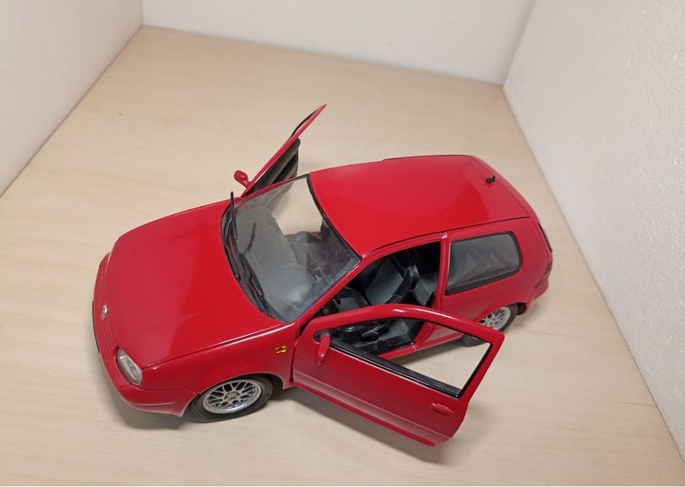 Volkswagen golf 
Scara 1:18
Bburago 

Pozele reflectă realitatea. Se v
